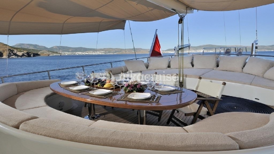 4770 YACHT DOLCE MARE Deluxe Yacht