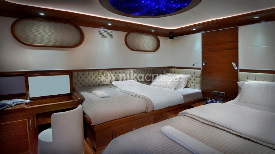 4768 YACHT DOLCE MARE Deluxe Yacht