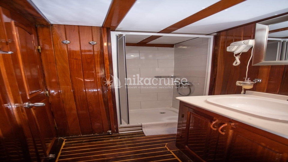 4931 YACHT KADENA Luxury Yacht