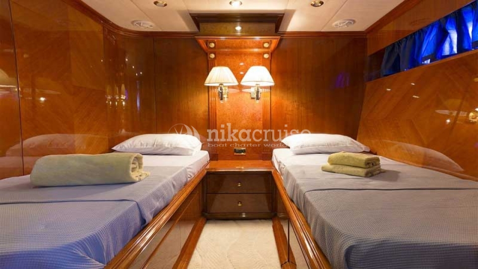 6069 DREAM YACHT Motor Yacht
