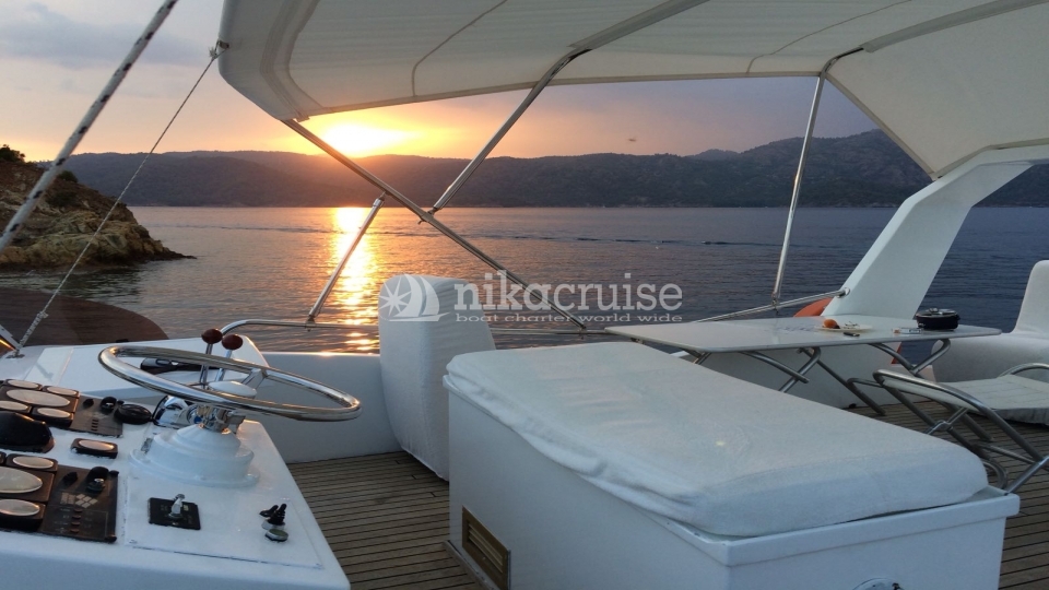 1440 YACHT LAGOON Motor Yacht