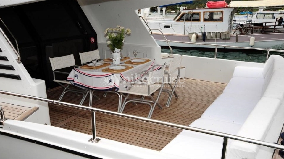 5385 YACHT LAGOON Motor Yacht