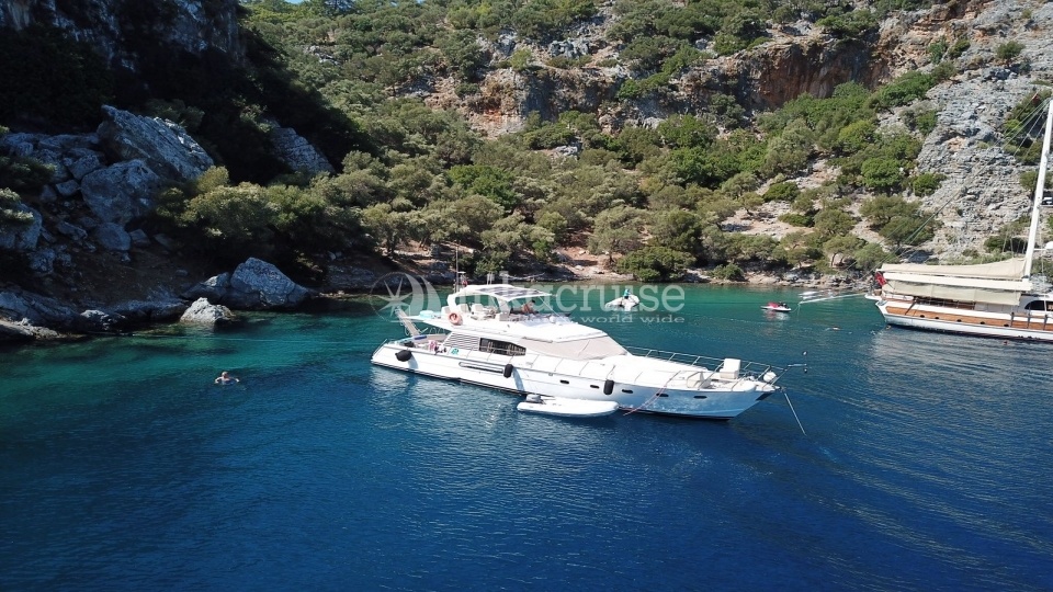 1422 YACHT LAGOON Motor Yacht