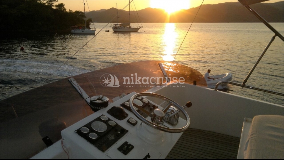 1426 YACHT LAGOON Motor Yacht