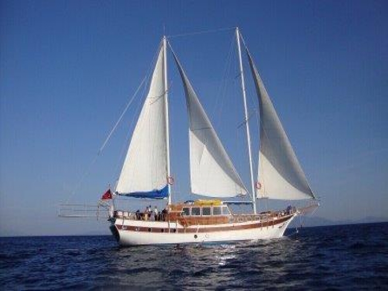 YACHT TUFAN 5