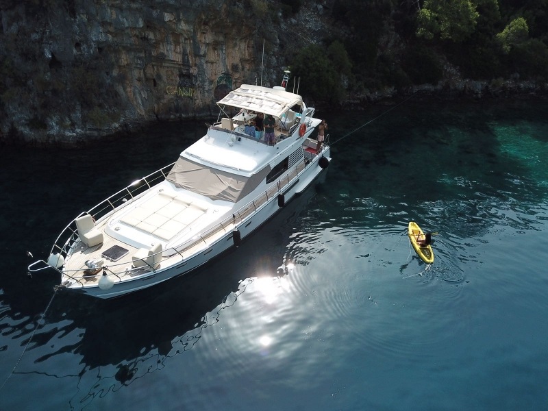 YACHT LAGOON